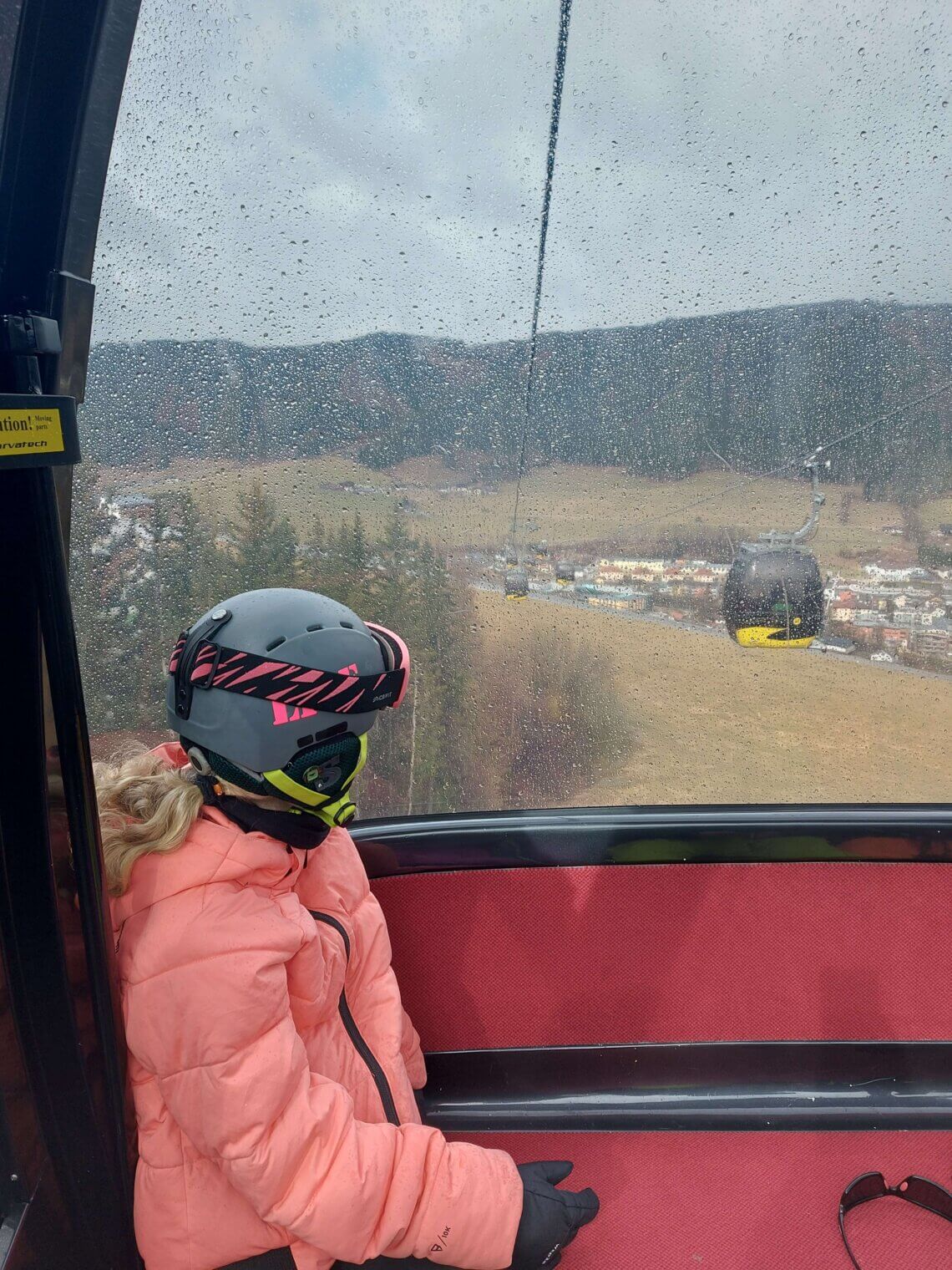 In de Planai-West gondel naar Hochwurzen. Helaas wel weinig sneeuw in het dal