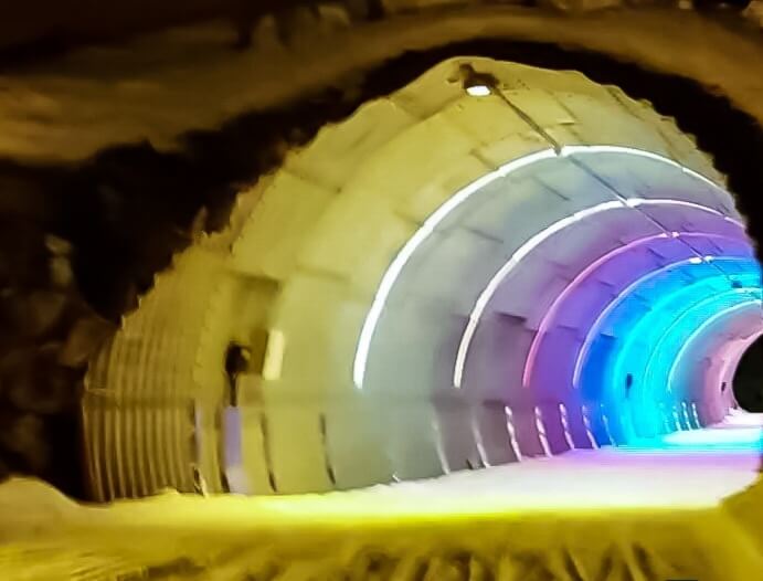Met de slee door deze vrolijk verlichte tunnel