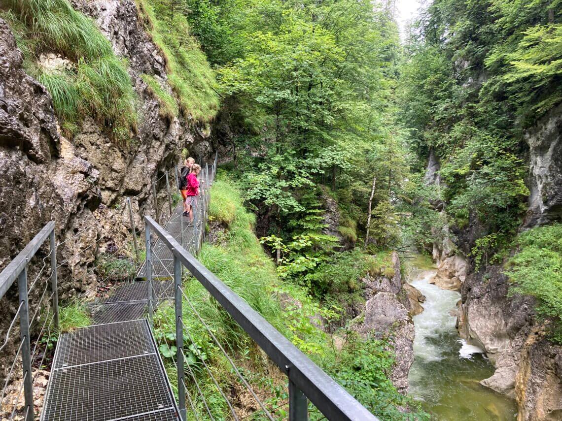 We lopen over paden en soms over ijzeren bruggetjes