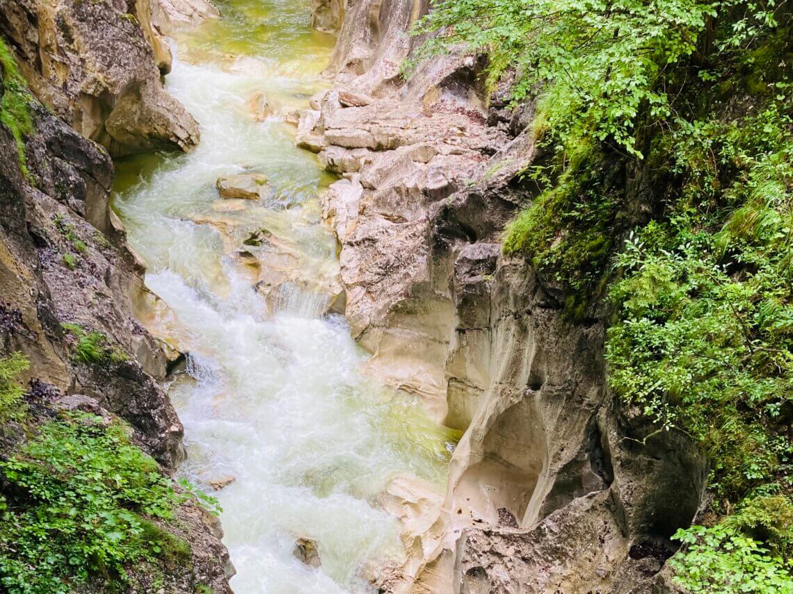 Het water stroomt met een enorme stroming door de kloof, het is bizar wat voor kracht het water heeft en wat een geluid dit maakt