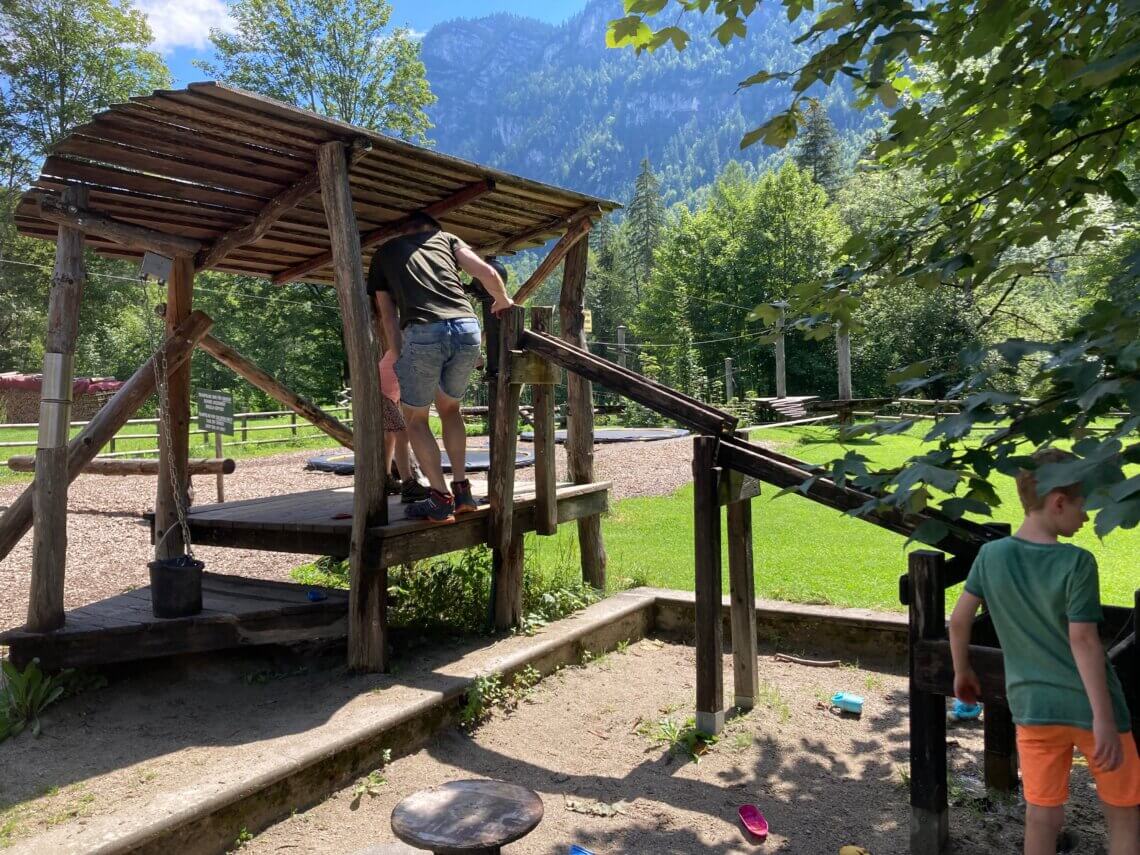 Terwijl de ouders op het terras genieten van wat lekkers kunnen de kinderen heerlijk spelen in de grote speeltuin