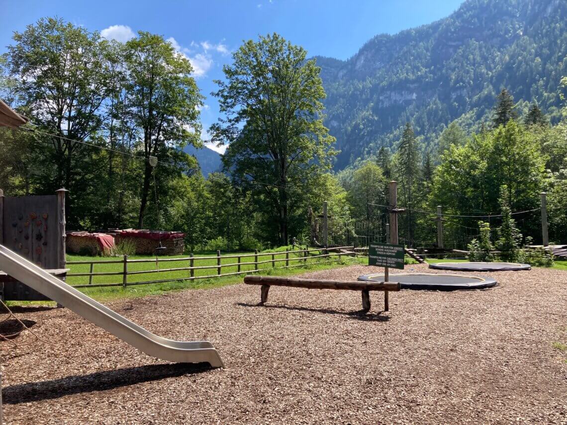 De speeltuin heeft een laag klimparcour, 2 grote trampolines, een zand/water gedeelte en een glijbaan