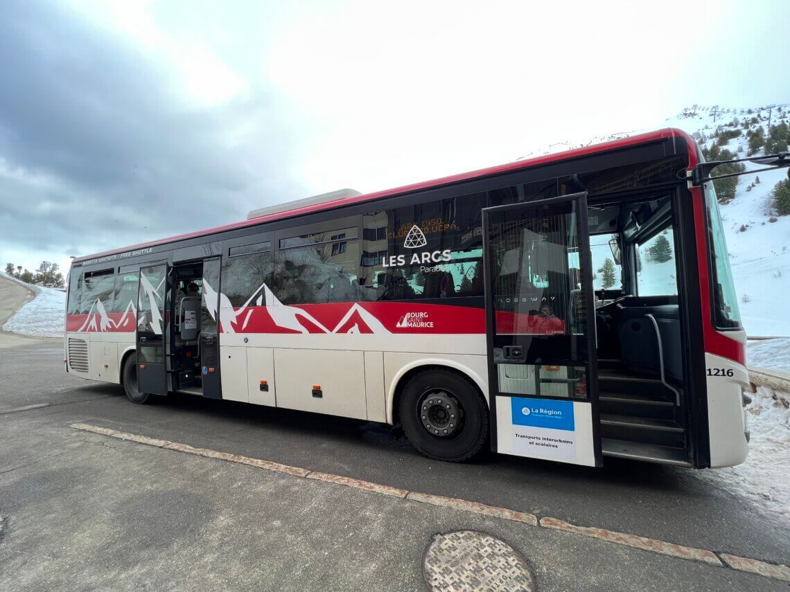 Vanaf Arc 1600 kan je het skigebied al in, maar wij nemen de gratis bus naar Arc 1800. 