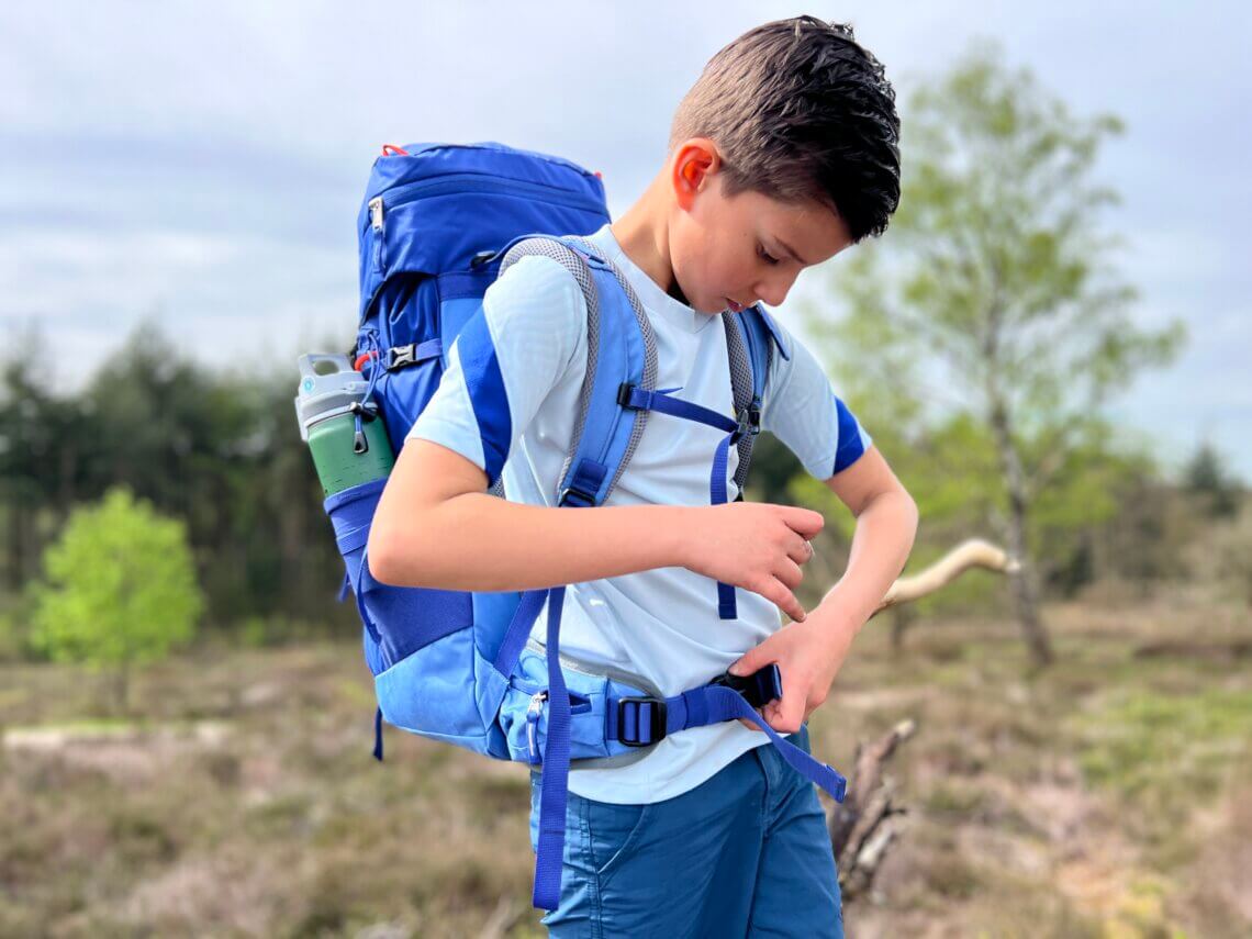 Onze zoon kan de rugzak zelf makkelijk op- en afdoen en verstellen.