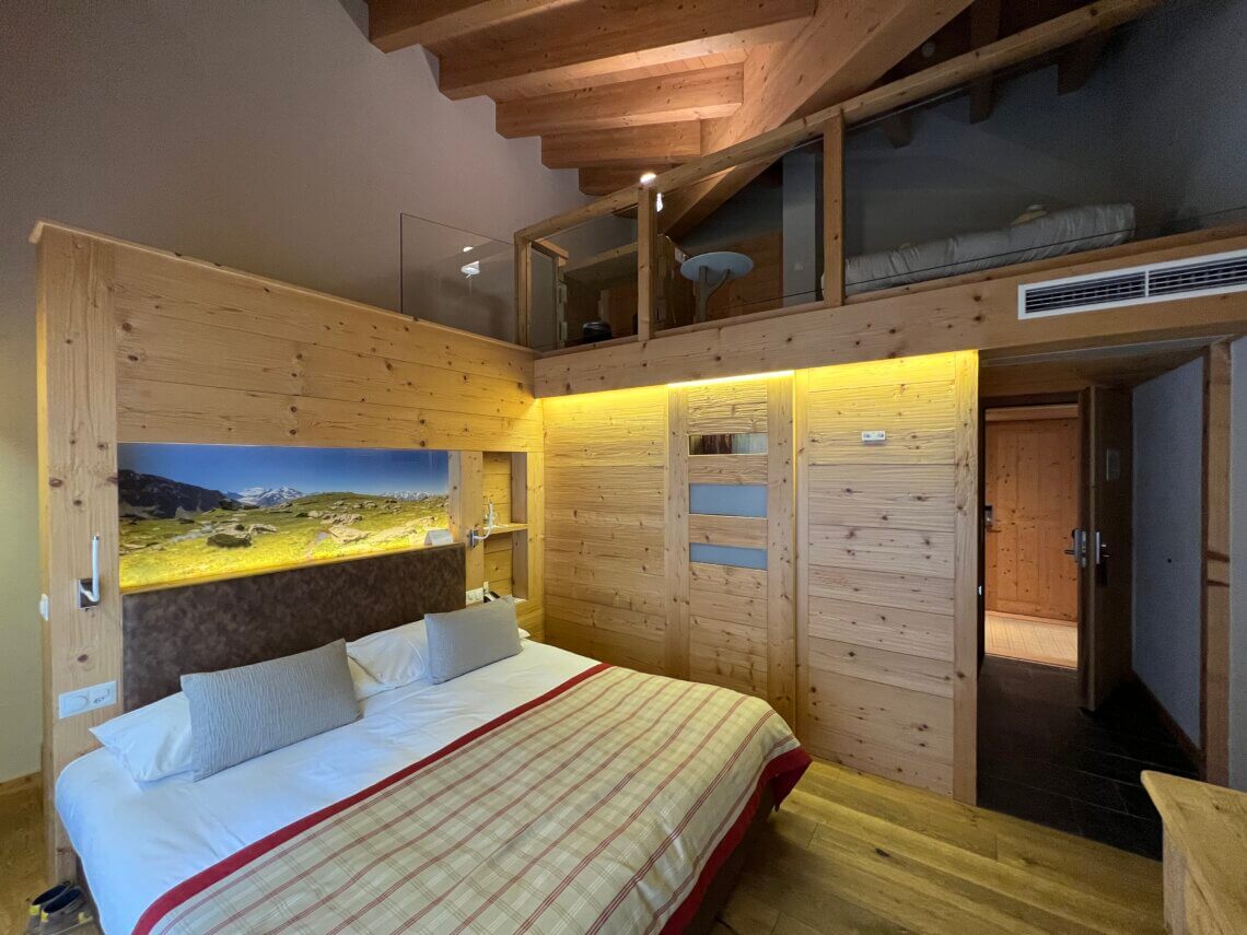 Onze familiekamer in Een fijne familiekamer van Hotel Nendaz 4 Vallees & Spa.