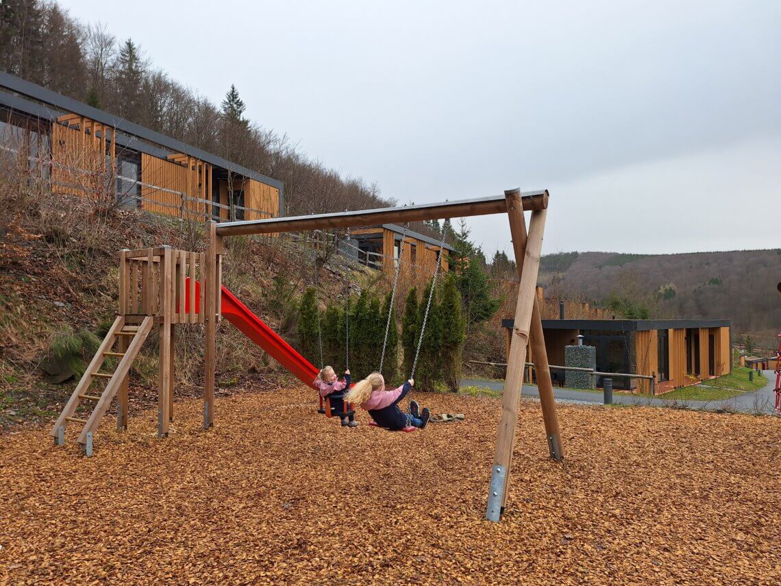 Bij UplandPars Sauerland zijn 3 leuke speeltuinen op het park.