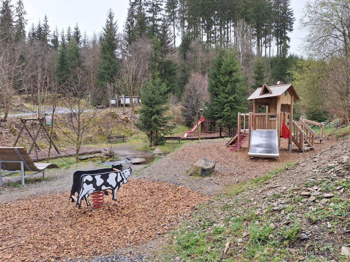 Dit speeltuintje is vlakbij de receptie van UplandParcs Sauerland en heeft een riviertje.