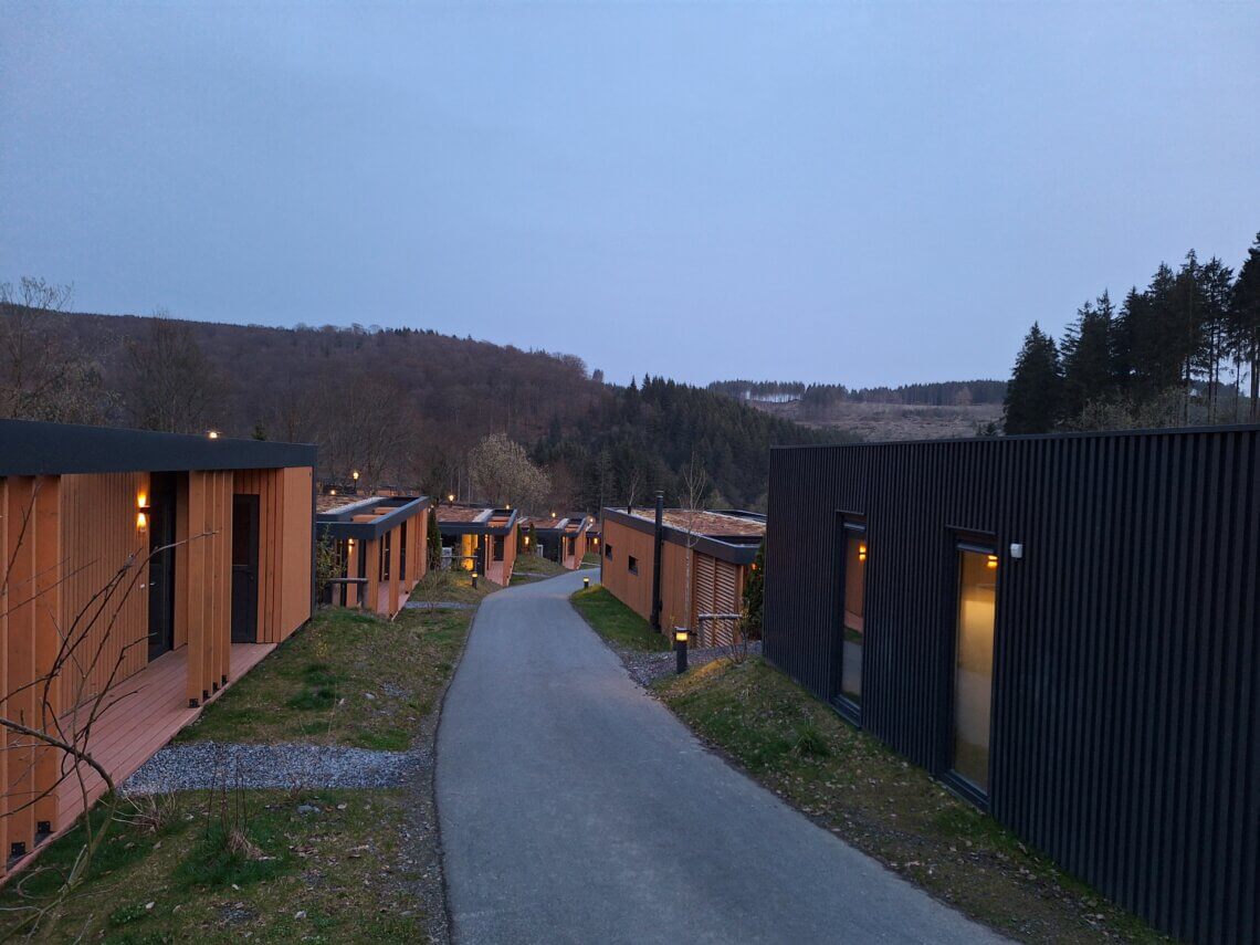 Ook in de avond ziet UplandParcs Sauerland er sfeervol uit.