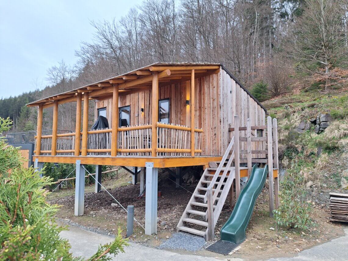 De boomhutten bij UplandParcs Sauerland, met glijbaan!