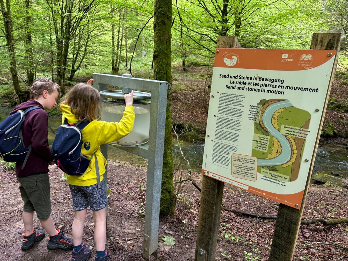 Onderweg vinden we een paar educatieve 'spelletjes' voor de kids. wat gebeurd met het zand als het water stroomt?