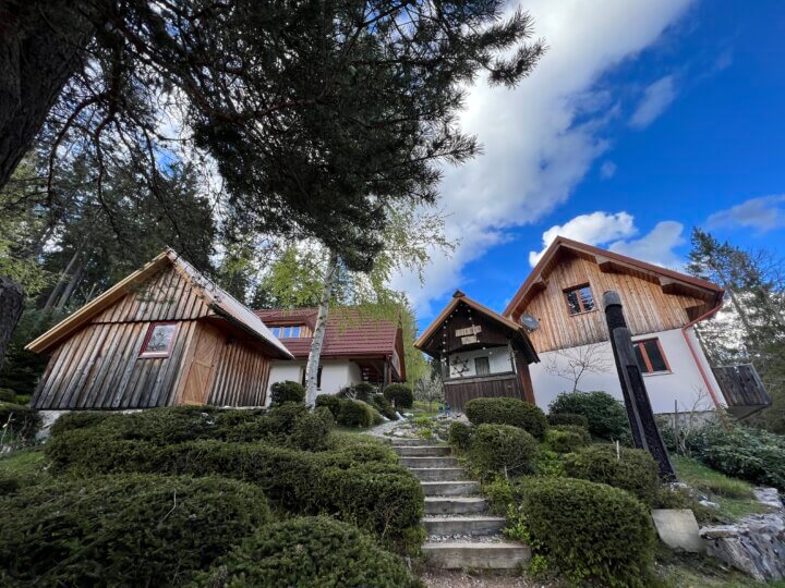 Planinsk Dom Majerhold heeft verschillende accommodaties.