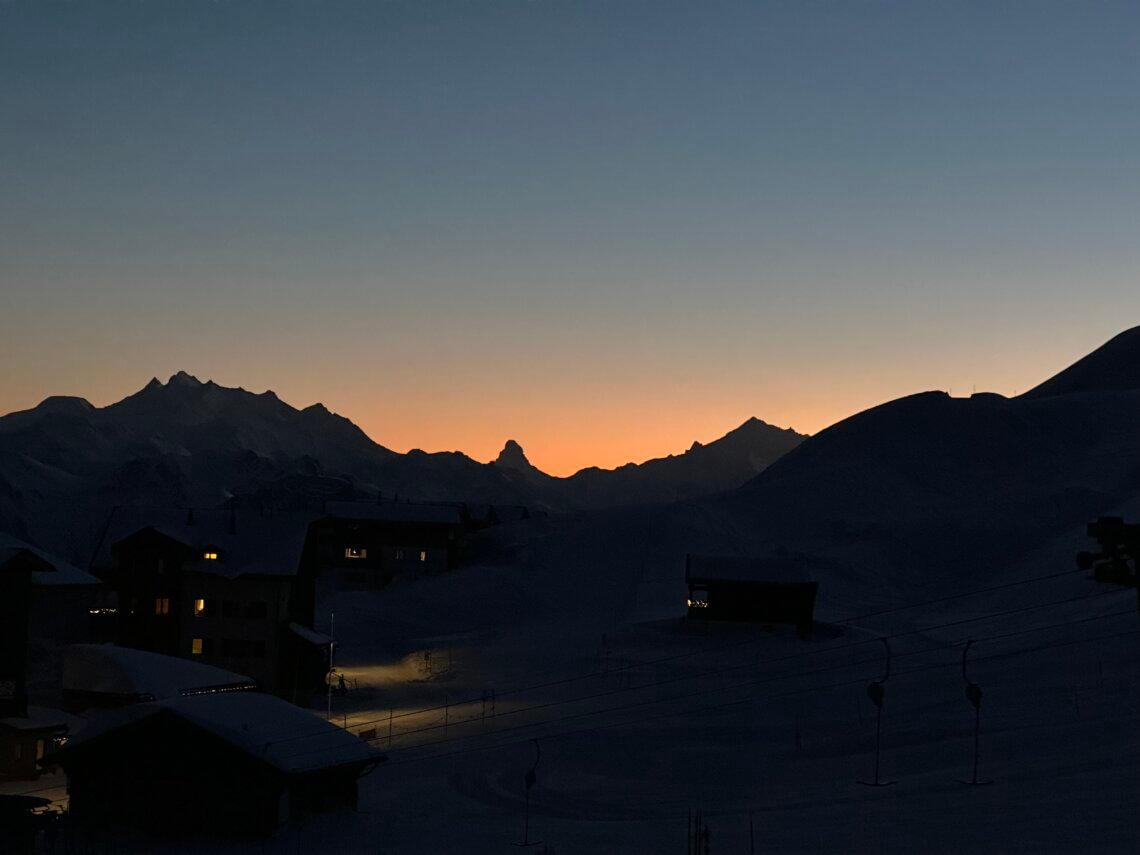 De natuur doet het zelf. Dit mooie plaatje, met heel ver weg de Matterhorn.
