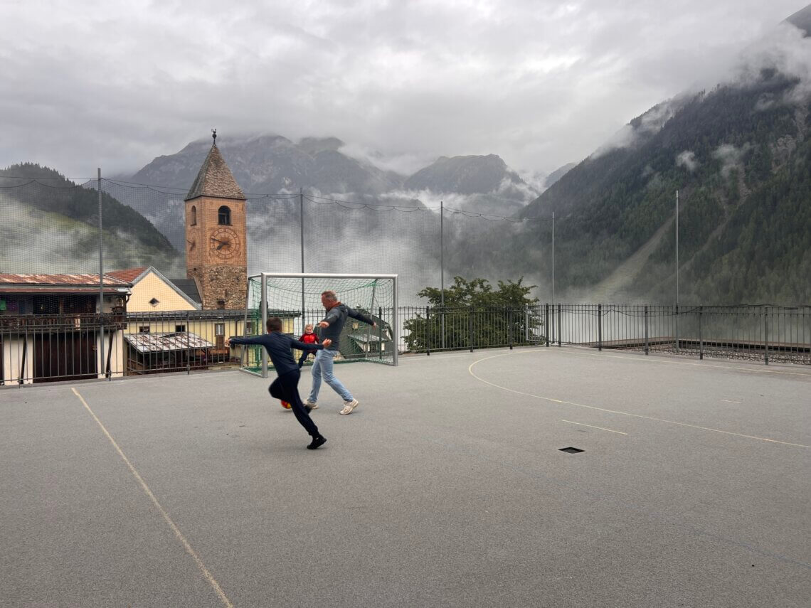 Een perfect voetbalpleintje ligt op een paar minuten lopen vanaf La Randulina.