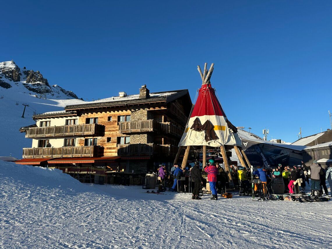 Het hotel waar ik verblijf met nog een tipitent voor wat après-ski.