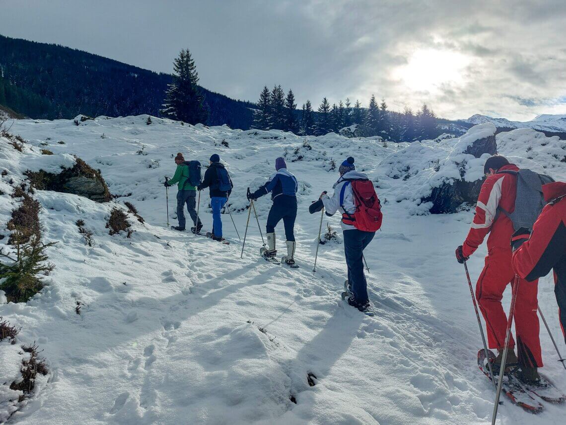 Sneeuwschoenwandelen over een dik pak sneeuw