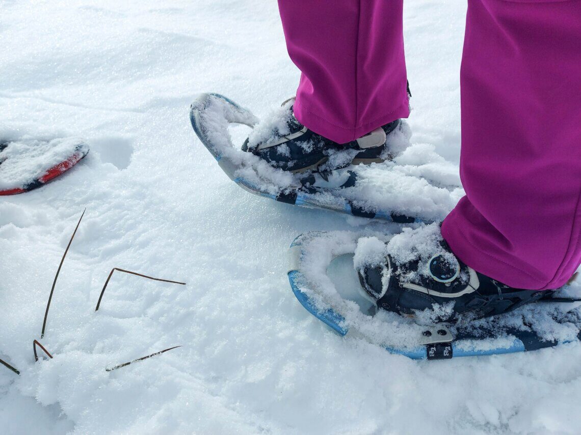 Brede sneeuwschoenen met puntige ijzers