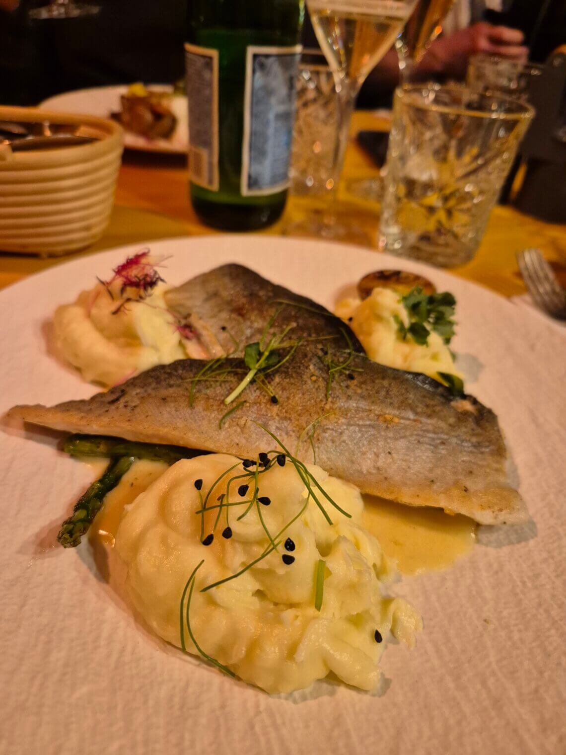 hoofdgerecht: forelfilet met puree en gegrilde asperges