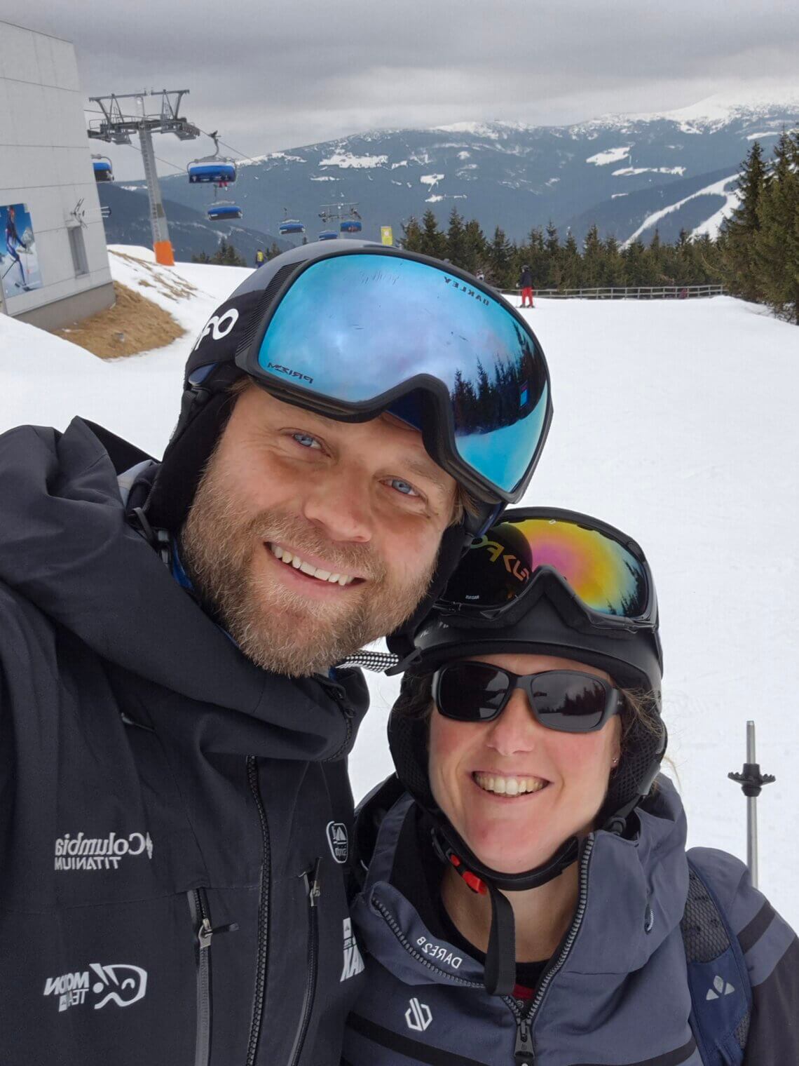 Skiles van Bruno, de verantwoordelijke van de skischool.