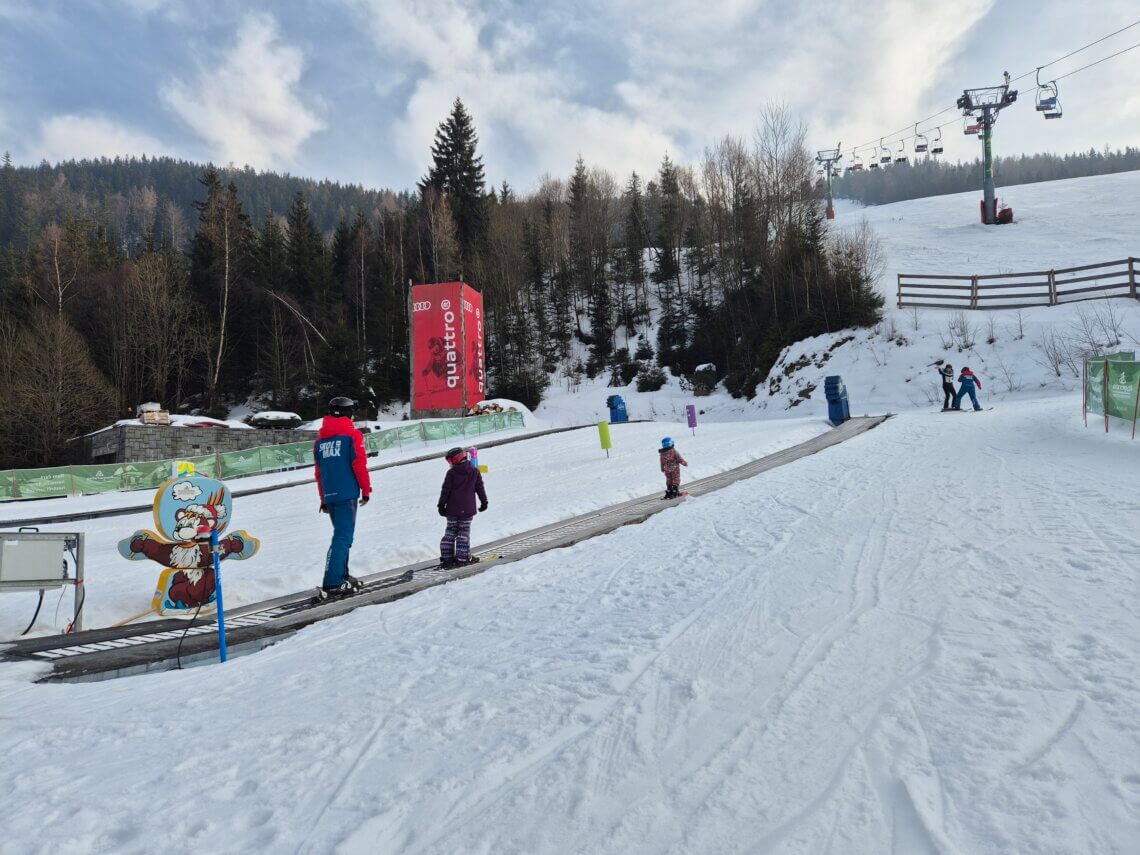 Beneden bij de pistes ligt de skischool.