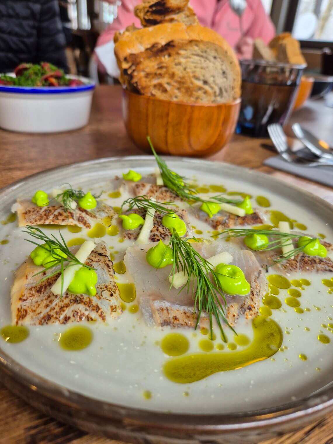 voorgerecht: kabeljauw skrei met kefir, 
mierikswortel appel en vers brood