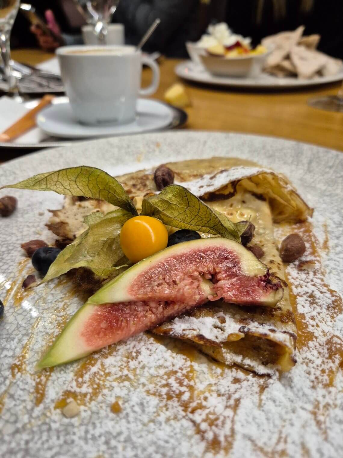 gezouten caramel pannenkoeken met mascarpone en hazelnoten