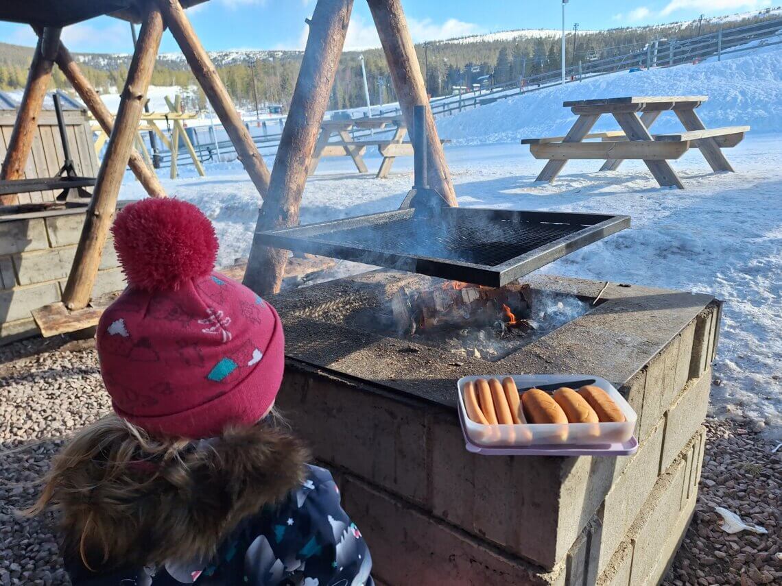Typisch Zweeds, dit soort grillplekjes langs de piste! 
