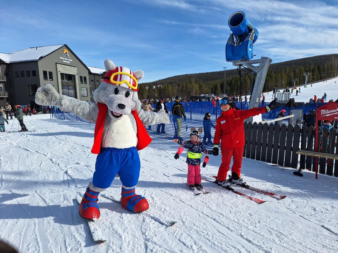 Vargy is dé mascotte van skigebied Stöten, soms gaat hij ook skiën met de kids!