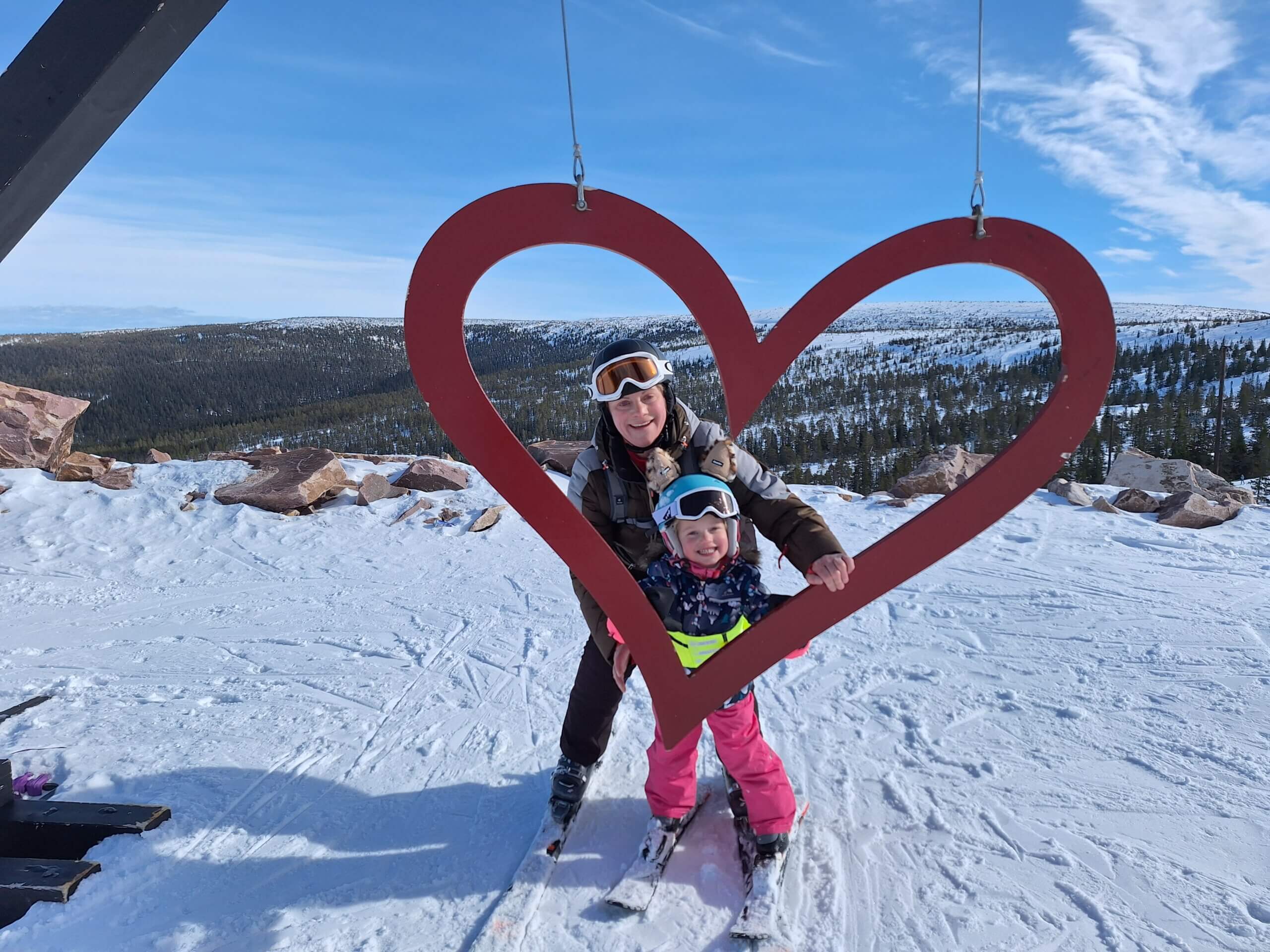 Samen met mijn 3-jarige dochter naar skigebied Stöten in Zweden!