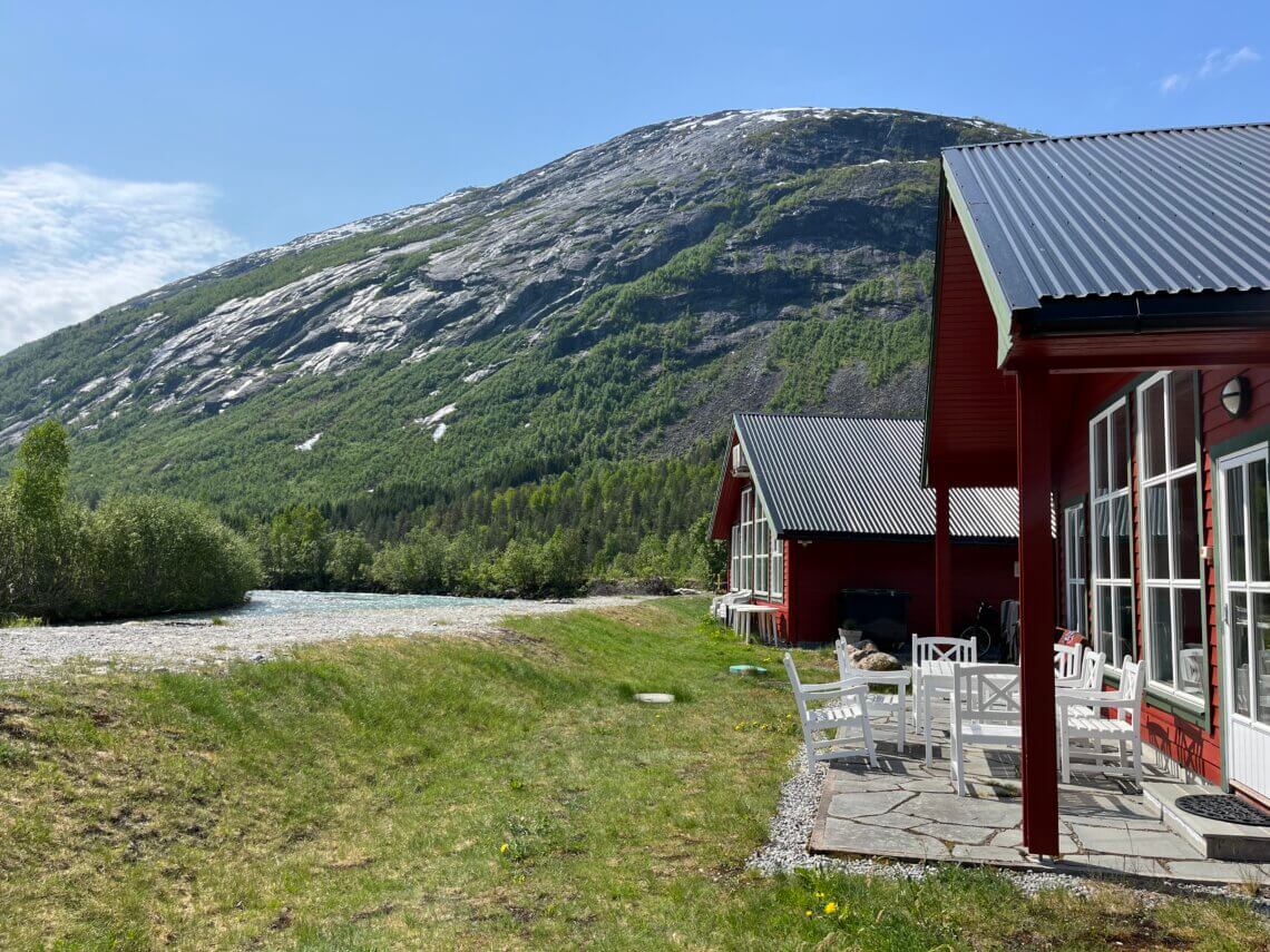 De hytter van Jostedal Camping liggen pal aan de rivier