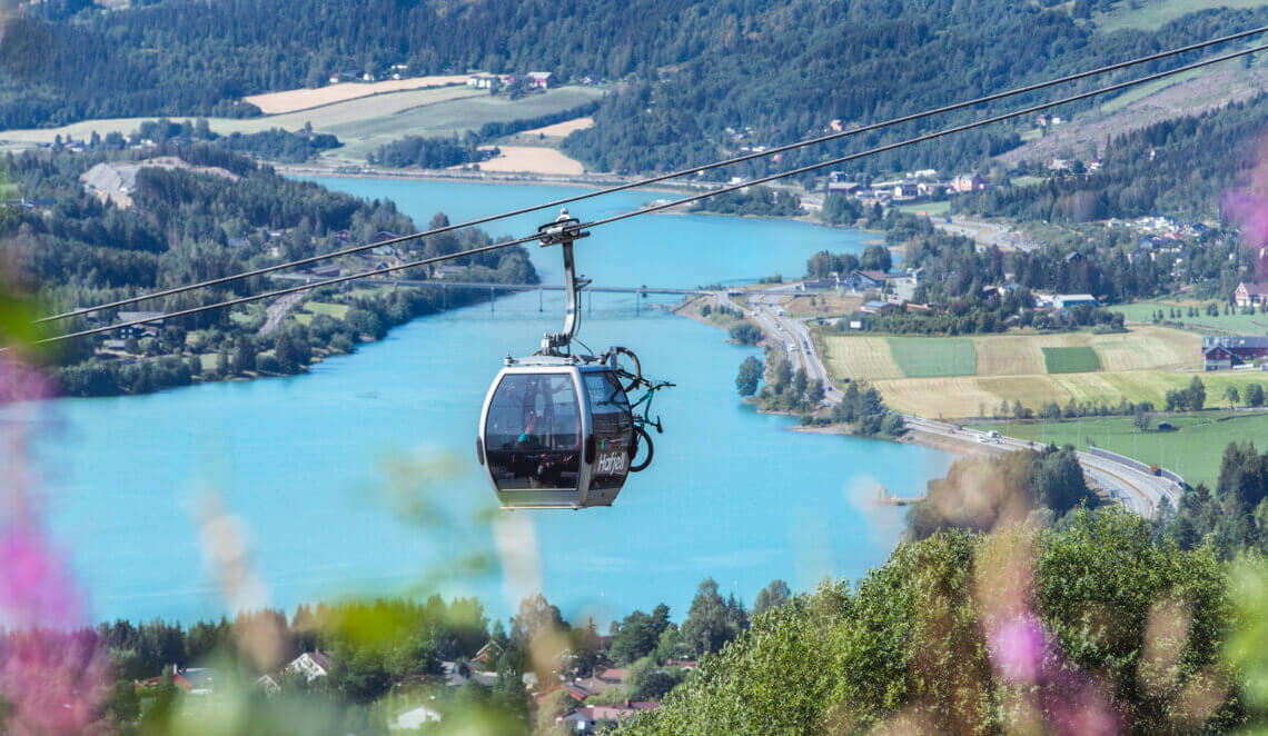 Met de gondola van Hafjell kun je naar boven om door de bergen te wandelen