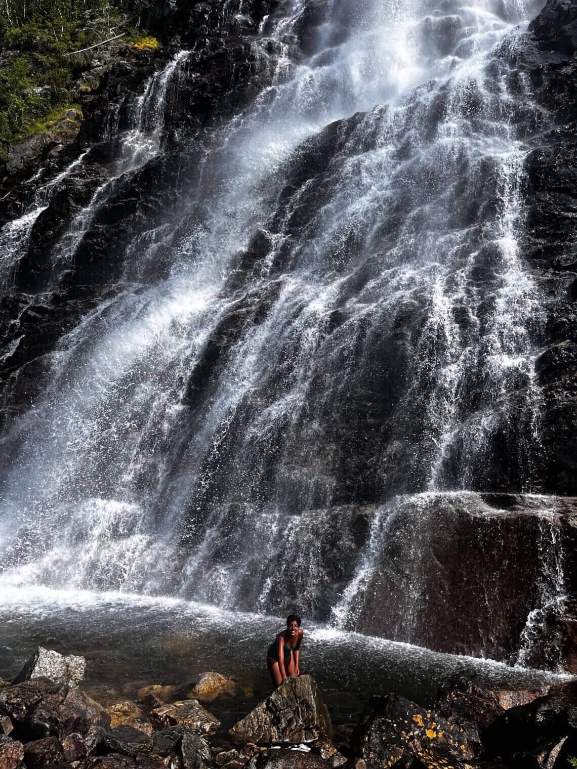 Wat een waterkracht bij de Gloppefossen Waterval!