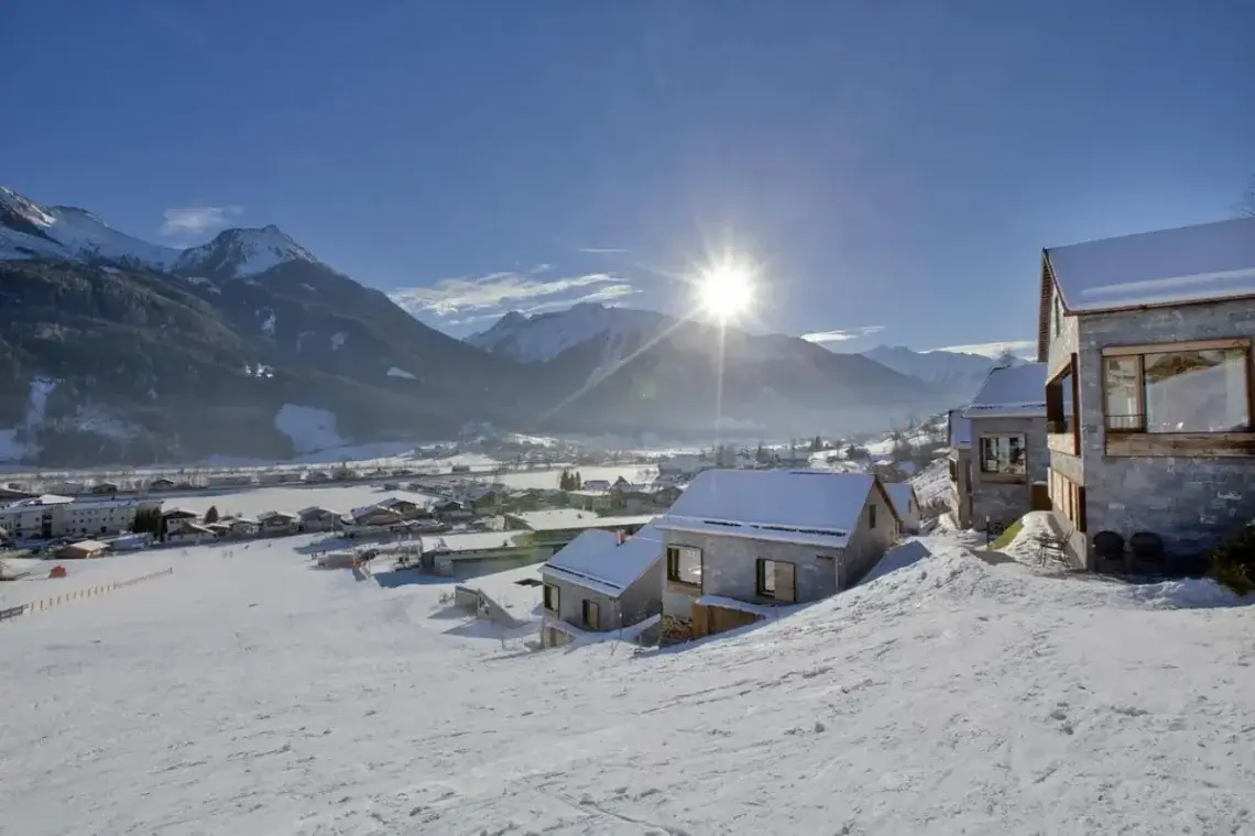 In de winter ligt het resort meteen aan de skipiste en gondel!