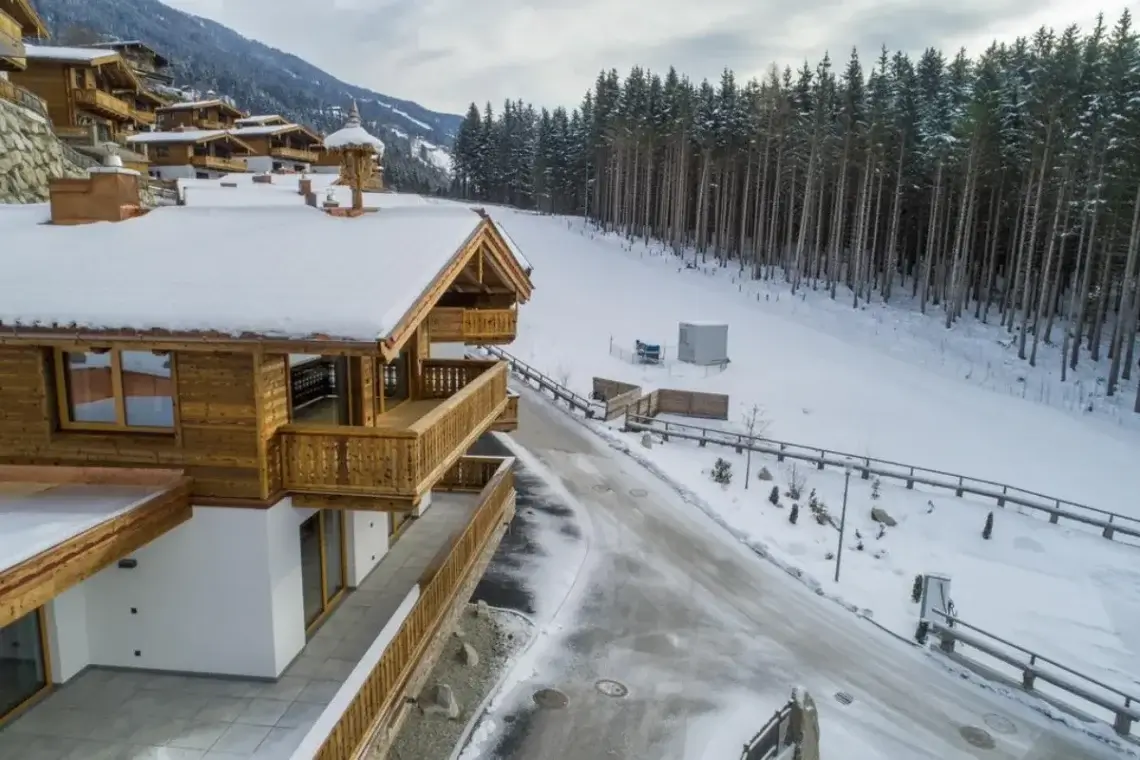 Sommige chalets liggen bijna aan de skipiste!
