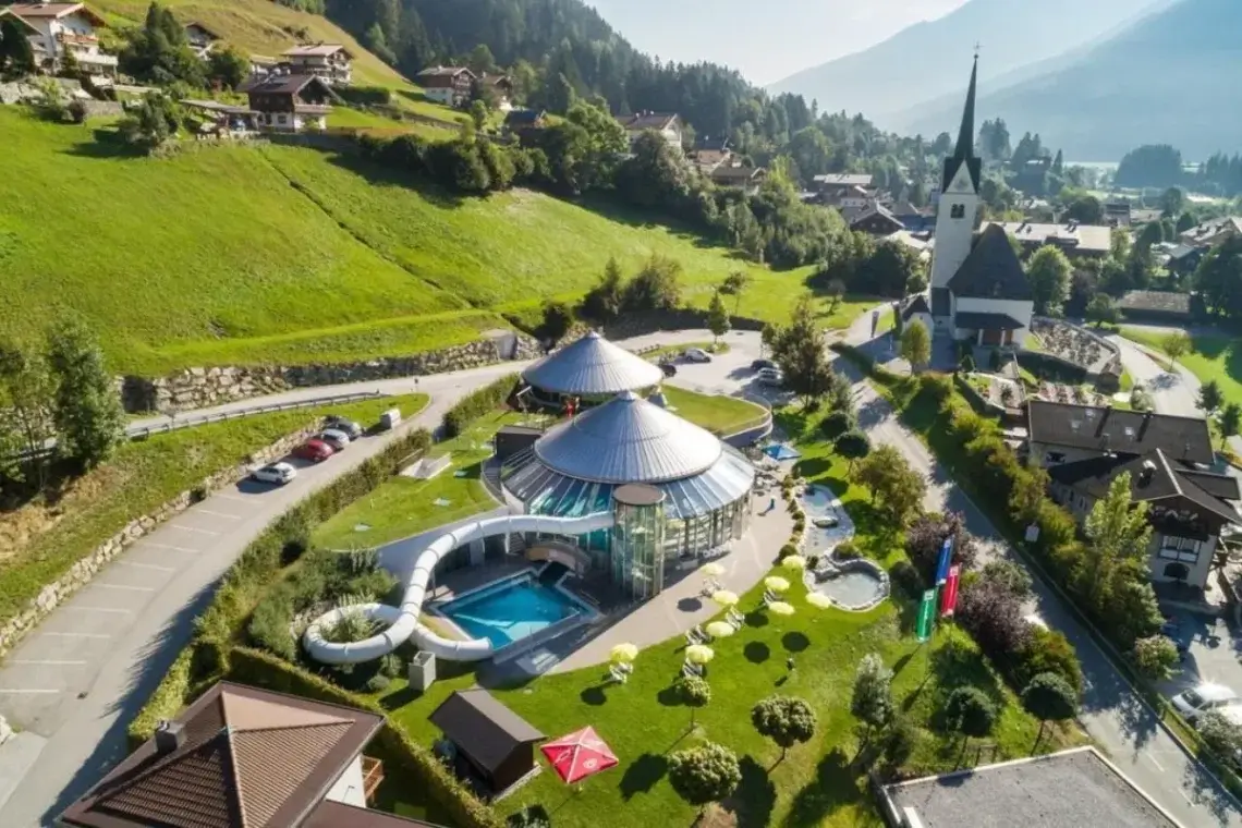 Meteen naast het vakantiepark ligt het prachtige Kristallbad, gratis voor gasten van ChaletsPlus.