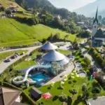 Meteen naast het vakantiepark ligt het prachtige Kristallbad, gratis voor gasten van ChaletsPlus.