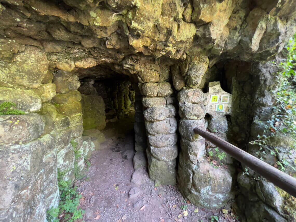 De Elfegrotte in de Eifel, ook was de kaasgrot genoemd.