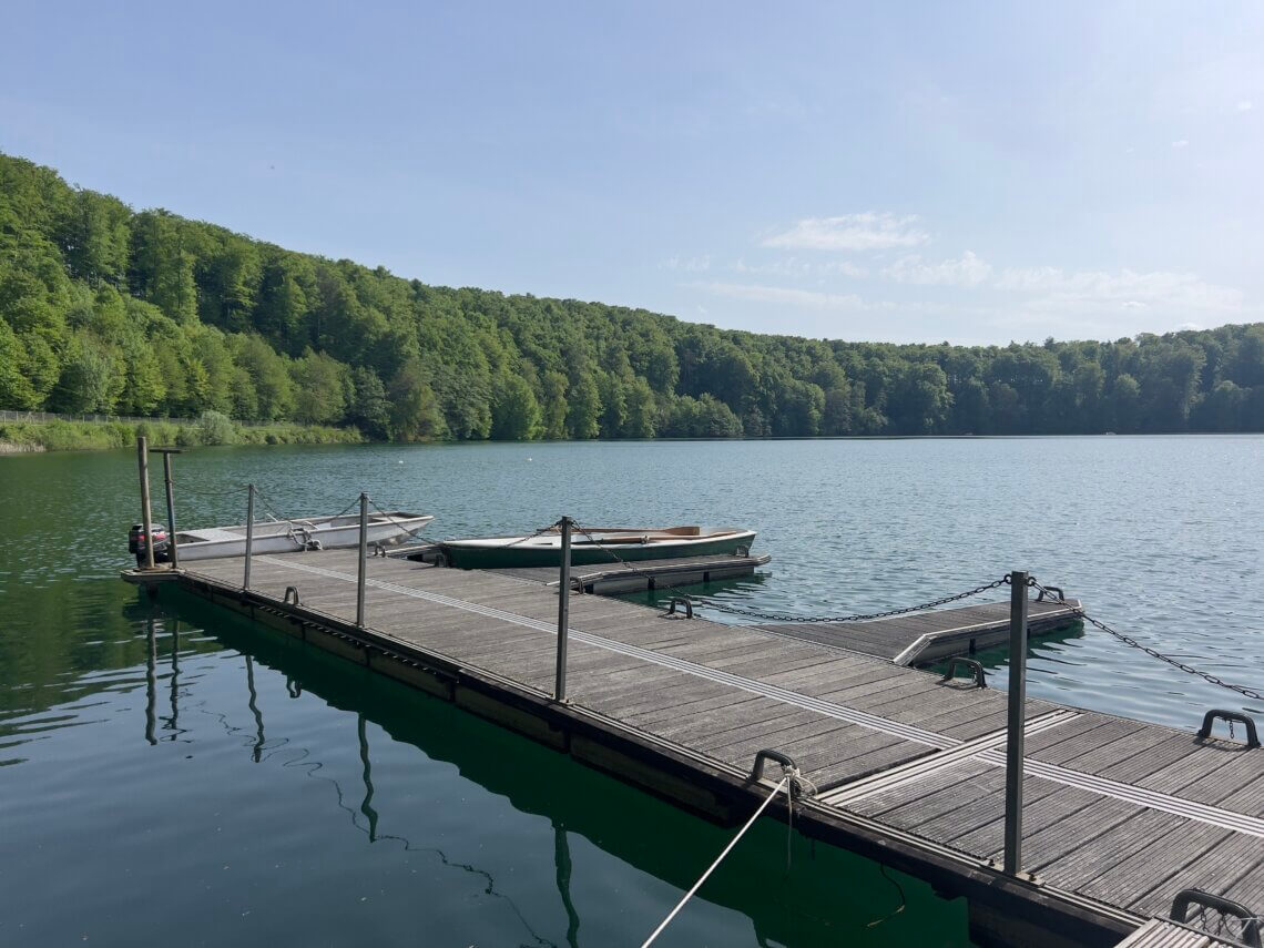 In het Pulverer Maar in de Eifel kan je een bootje huren.