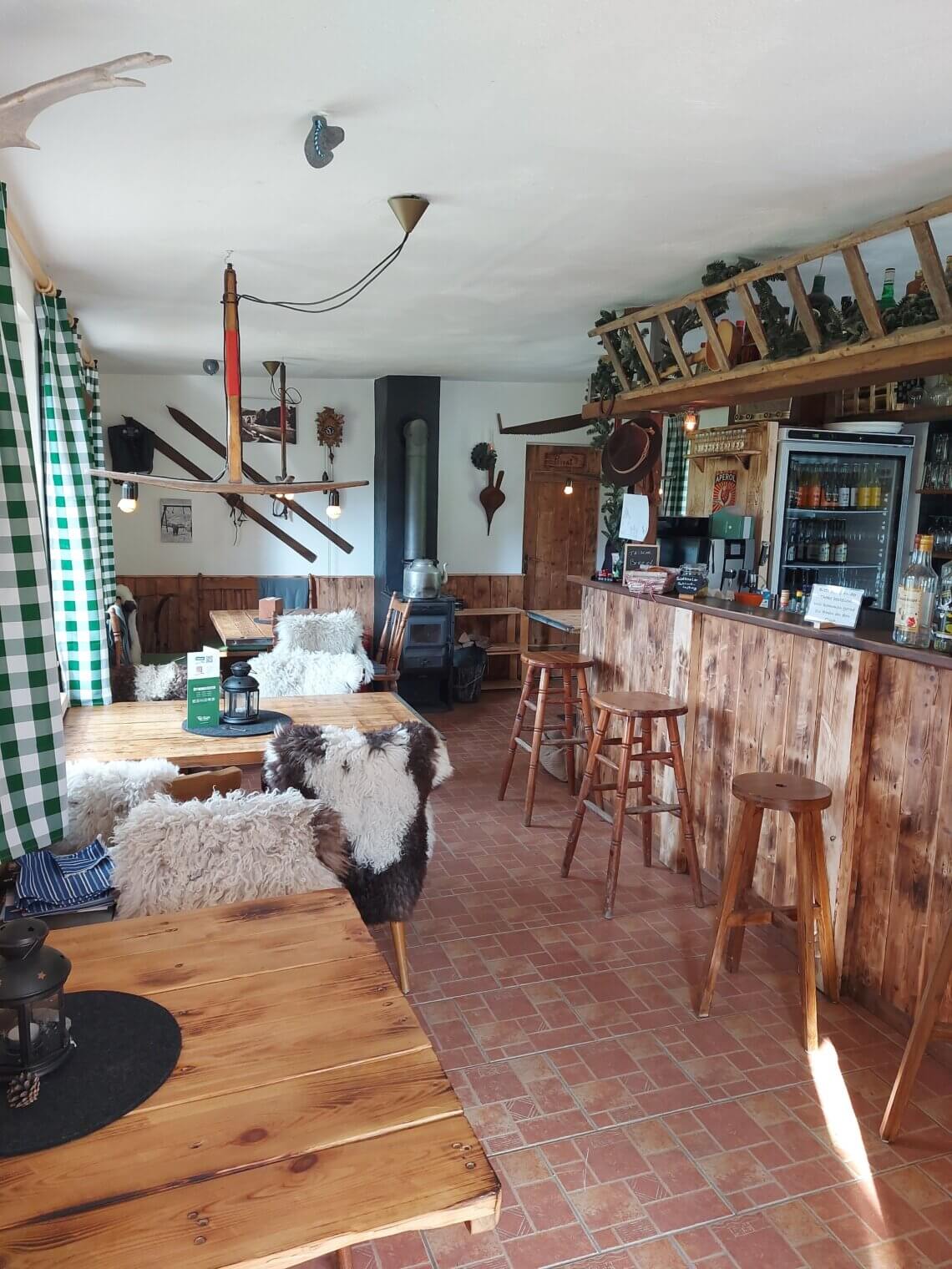 Pön Hütte van binnen. Een knusse en gezellige berghut