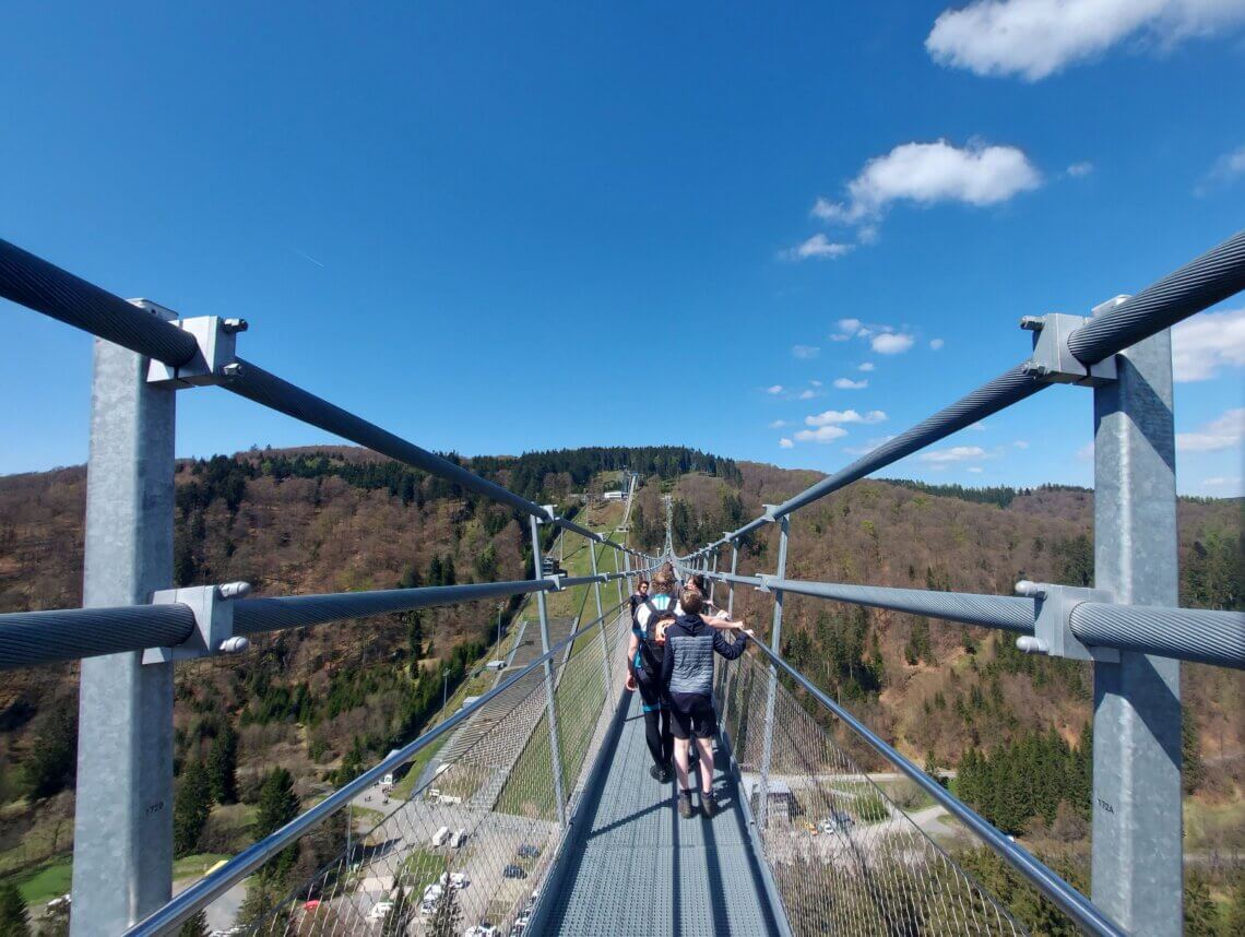 Best wel wiebelig deze lange voetgangershangbrug