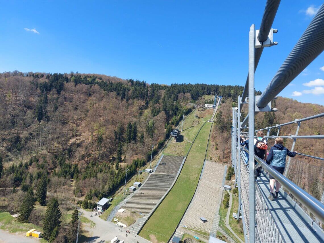 Skywalk Willingen met daarnaast de Mühlenkopfschans