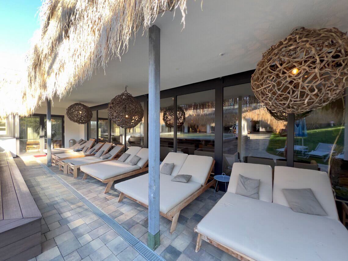 Ook bij het buitenbad heerlijke luxe ligbedden!