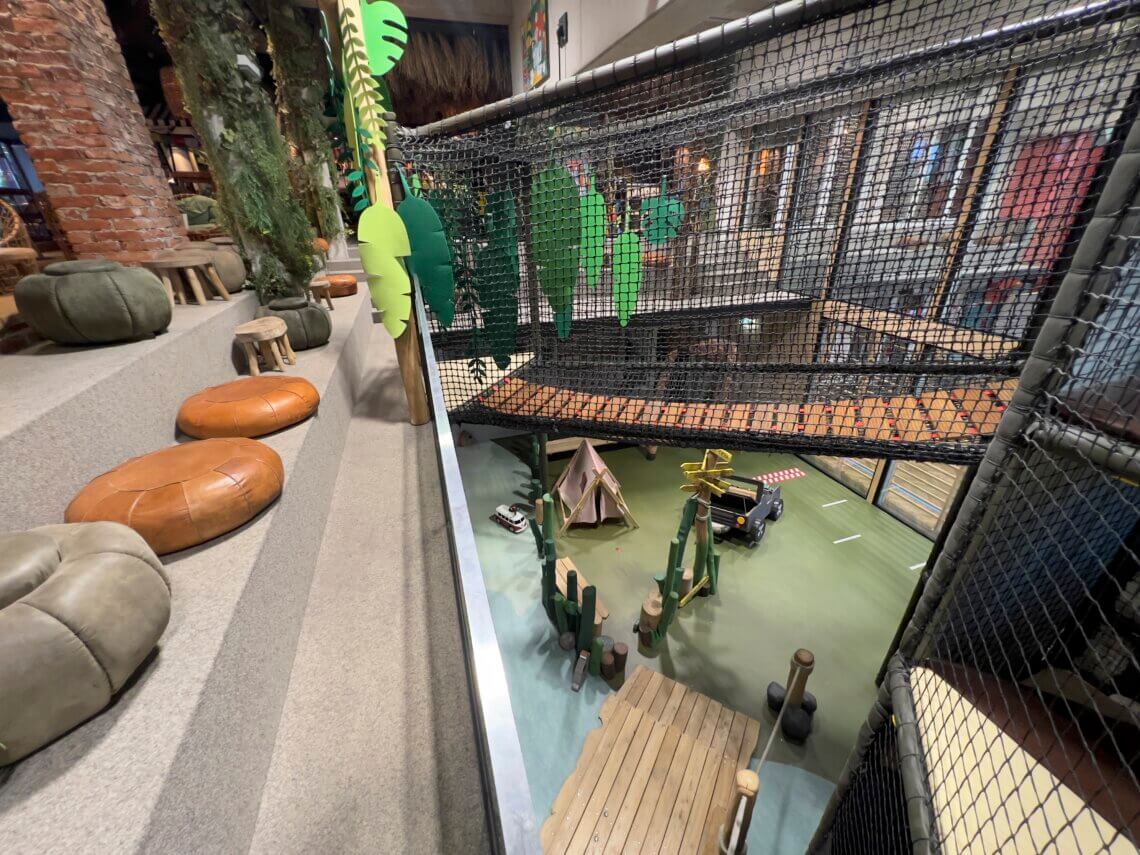 De prachtige indoor speeltuin over meerdere verdiepingen!