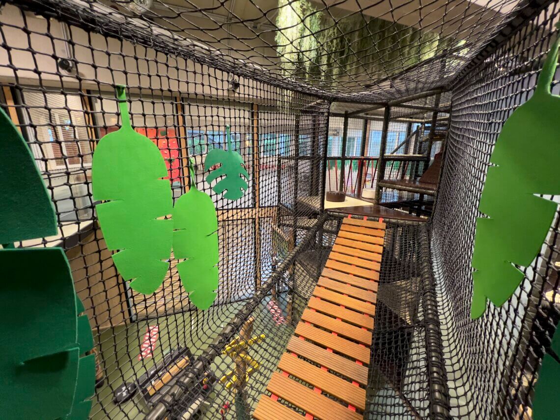 De indoorspeeltuin is top, verdeeld over 2 verdiepingen!