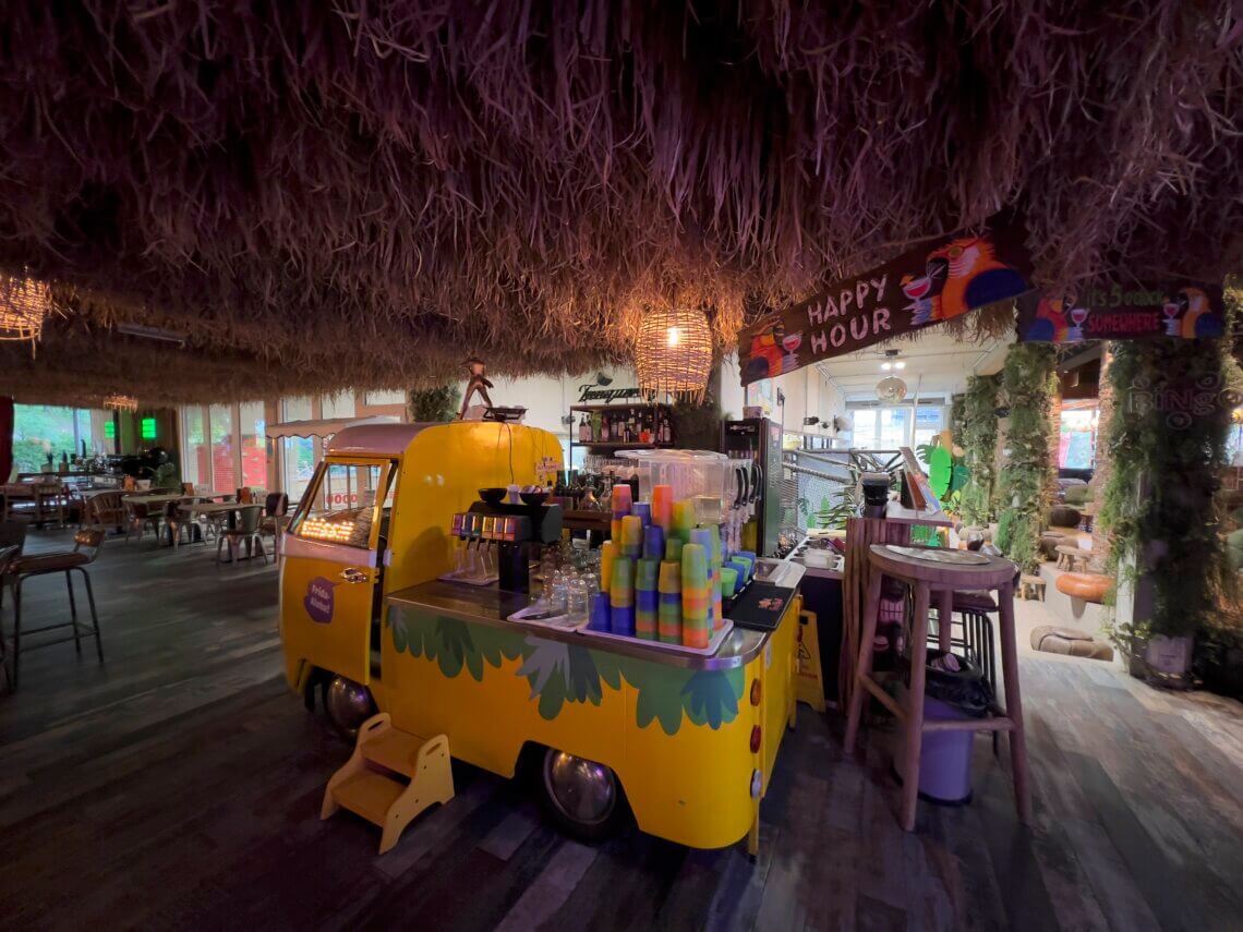In de markthal staat ook deze foodtruck, ingericht als sappenbar,