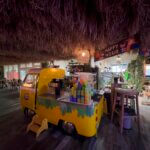 In de markthal staat ook deze foodtruck, ingericht als sappenbar,