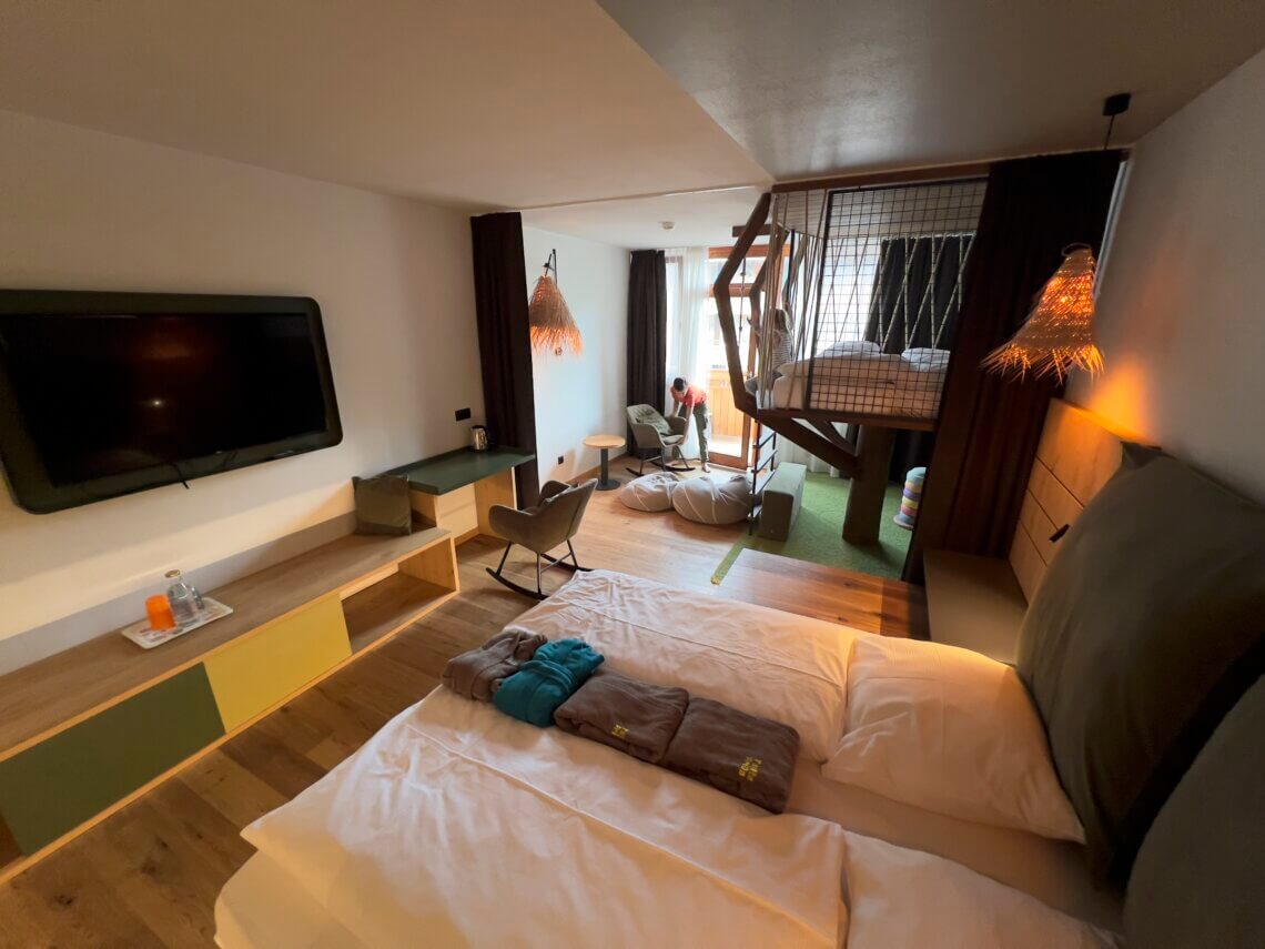 Een ruime kamer die je met een gordijn ook nog kunt scheiden van de 'hut' voor de kids.
