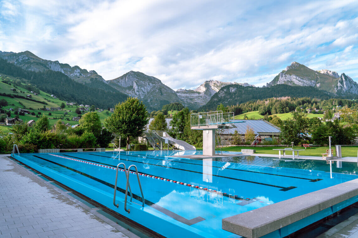 Het openluchtzwembad zit meteen tegenover het hotel.