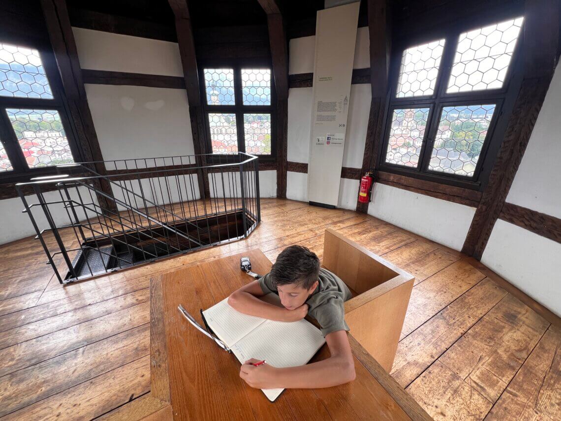 Helemaal bovenin de Münzerturm het gastenboek tekenen.