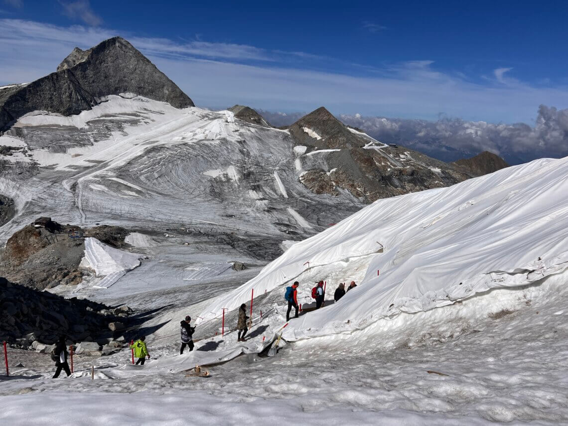 Daar zien we de ingang van het Nature's Ice Palace van de Hintertuxer Gletsjer.