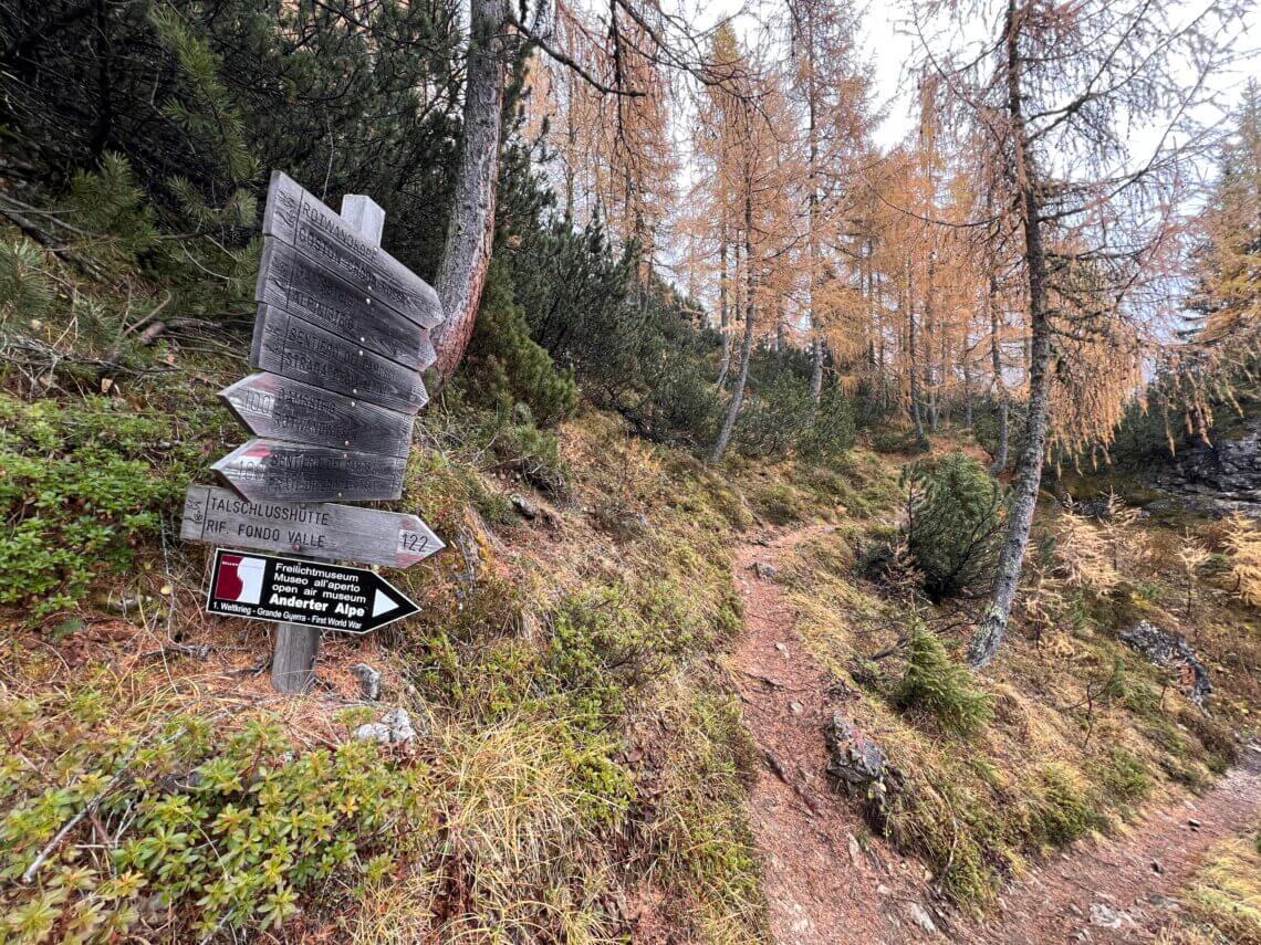 De splitsing waarbij je rechtsaf kunt gaan richting de Talssluchthutte.